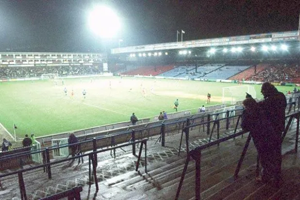 ويمبلدون أمام إيفرتون... مباراة لم يحضرها سوى 3036 مشجعًا!