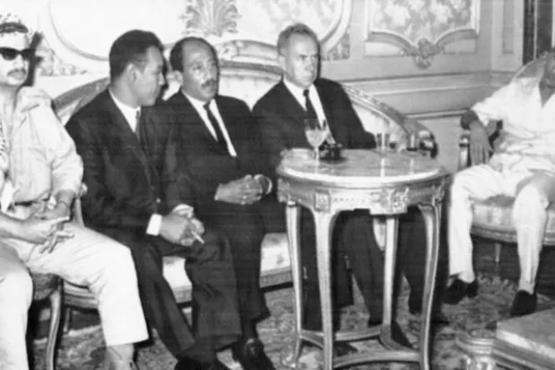 الرئيس السوداني الراحل جعفر النميري يتوسط الرؤساء الفلسطيني الراحل ياسر عرفات (يسار) والمصري الراحل أنور السادات والليبي الراحل معمر القذافي أثناء لقائهم مع السياسي السوفياتي أليكسي كوسيغن (غيتي)