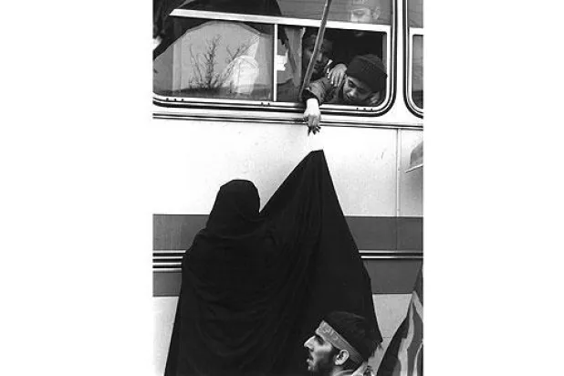 سيدة إيرانية تودع ابنها المتجه للقتال في العراق (غيتي) 