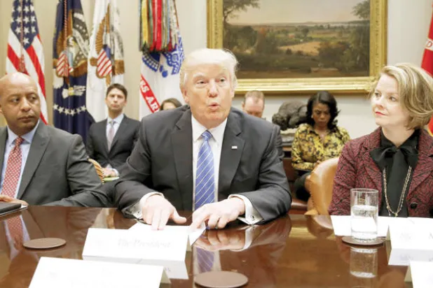 البيت الأبيض يهوّن من «فضيحة فلين» بانتقاد الاستخبارات والإعلام