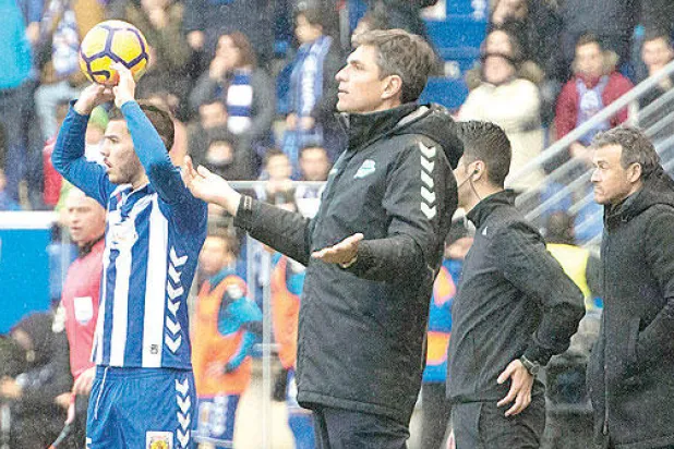 ماوريسيو بيليغرينو يجفف دموعه في ألافيس