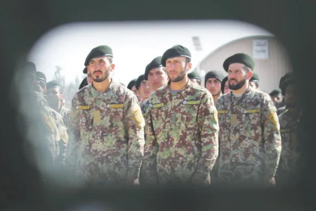 تدريبات جنود الجيش الأفغاني في محيط مدينة هراة (إ.ب.أ)