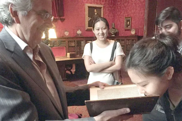 فريق البحث في زيارة مكتبة (نيويورك تايمز)