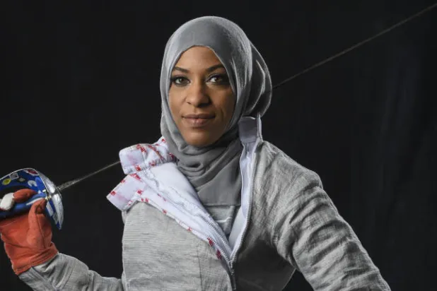 ابتهاج محمد أول مسلمة تمثل الولايات المتحدة في الألعاب الأولمبية والفائزة بالميدالية البرونزية في المبارزة بالسلاح (بلومبيرغ)