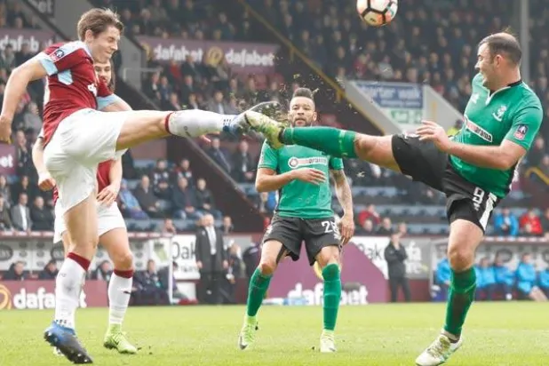 لقطة من مواجهة لينكولن وبيرنلي التي انتهت بفوز فريق الهواة (رويترز)