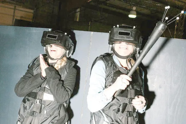 عوالم افتراضية... داخل مسرح واقعي