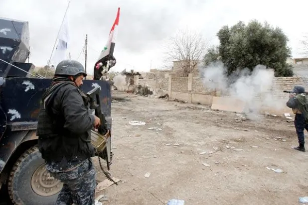 القوات العراقية تمهد بقناصيها لاقتحام ما تبقى من أحياء الموصل القديمة