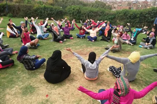جلسات لـ«يوغا الضحك» بحديقة الأزهر بالقاهرة («الشرق الأوسط») 