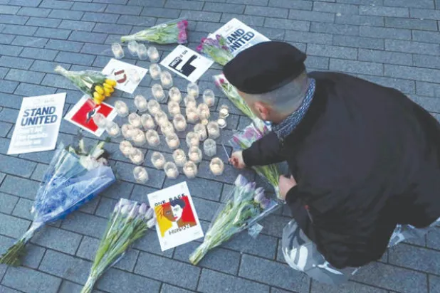 ورود وشموع أمام المركز الإسلامي في برمنغهام على أرواح الضحايا (واشنطن بوست)