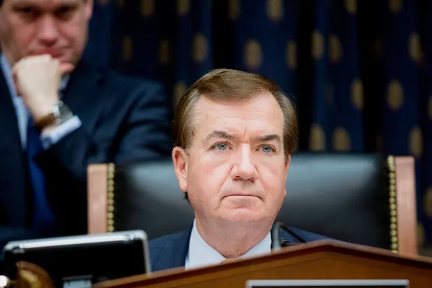 إد رويس ومن خلفه  رئيس مجلس الأمن المعني بمكافحة الإرهاب والأمن الداخلي في الكابيتول (غيتي)