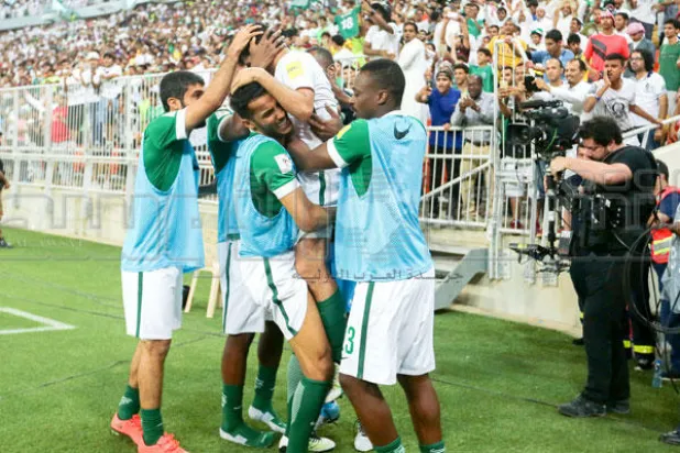 لاعبو المنتخب السعودي يحتفلون مع زميلهم يحيى الشهري بهدف الفوز (تصوير: محمد المانع)