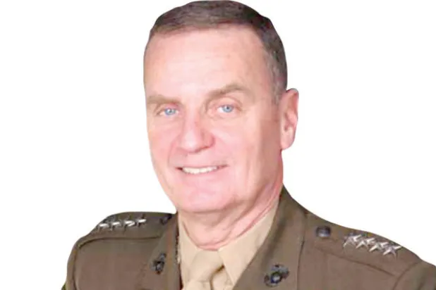 الجنرال جونز لـ «الشرق الأوسط»: واشنطن مع «ناتو خليجي»