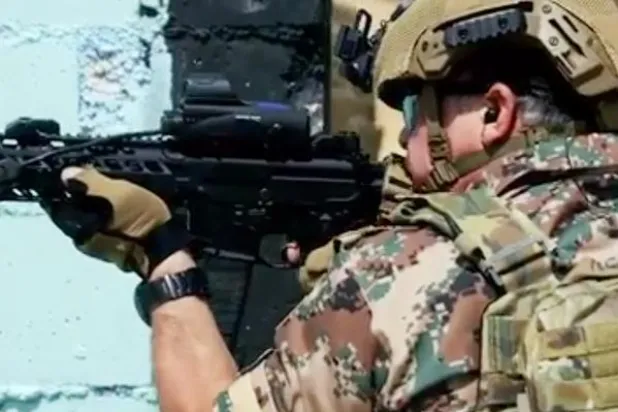 العاهل الأردني يشارك بتمرين عسكري بالذخيرة الحية (صفحة الديوان الملكي على فيسبوك)