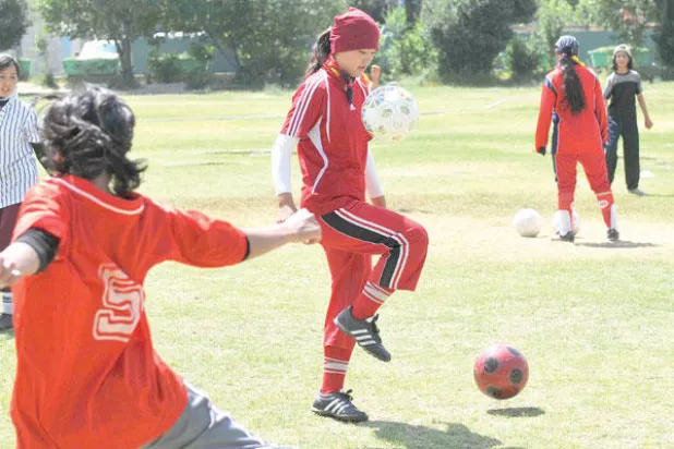 لاعبات منتخب أفغانستان في التدريب