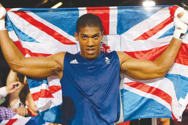 جوشوا لحظة تتويجه بالميدالية الذهبية في الوزن الثقيل في أولمبياد لندن عام 2012