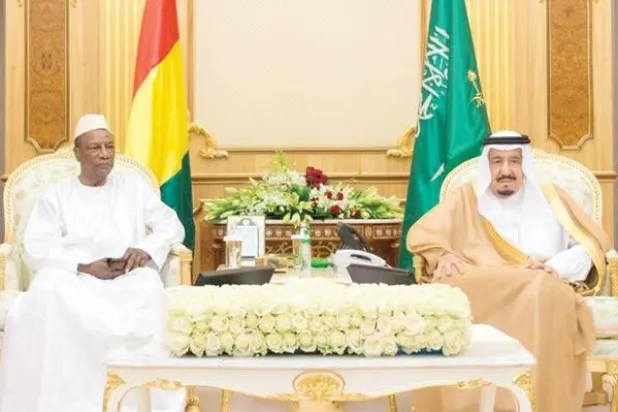 خادم الحرمين الشريفين الملك سلمان بن عبد العزيز والرئيس الغيني ألفا كوندي خلال مباحثات الجانبين في الرياض أمس (واس)