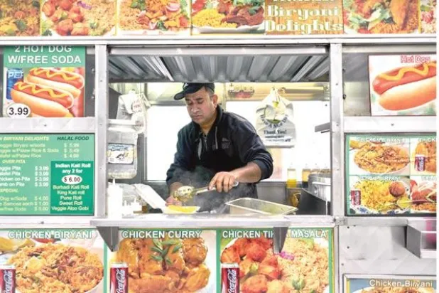 يعمل أحمد في بيع الدجاج والأرز... وقد هاجر من بنغلاديش منذ 23 عامًا (نيويورك تايمز)