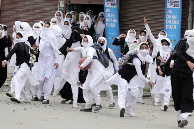 «فتيات الحجارة» يدخلن على خط التوتر في كشمير