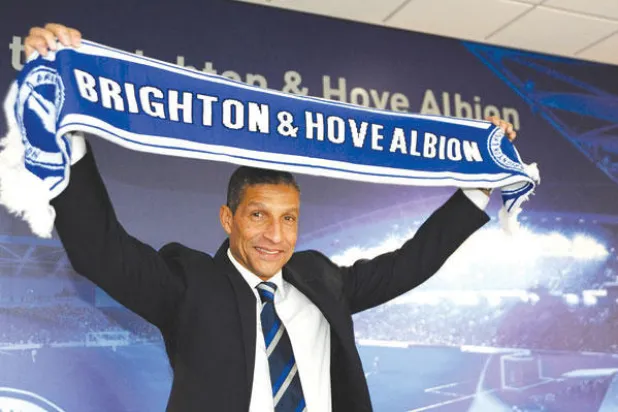 هوتون نجح في قيادة برايتون لدوري الأضواء الممتاز الموسم المقبل