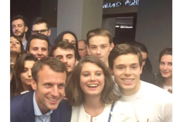 صوفي طاهري مع ماكرون وهي خبيرة في الاقتصاد وناشطة في حركة «إلى الأمام»