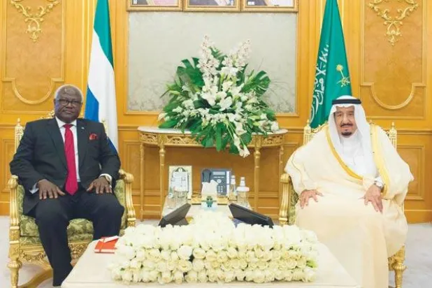 خادم الحرمين الشريفين الملك سلمان بن عبد العزيز خلال المباحثات مع الرئيس السيراليوني آرنست باي كروما في جدة أمس (واس)