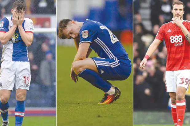 (من اليمين) ابوستلاف فيلاس لاعب فورست وغاري ستيوارت لاعب برمنغهام وسام غالغار من بلاكبيرن