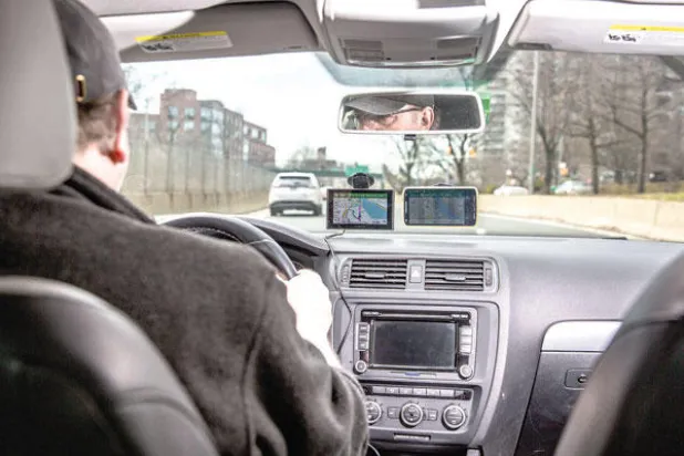 أيهما أفضل لقيادة السيارة: أجهزة «جي بي إس» أم تطبيقات الخرائط الهاتفية؟