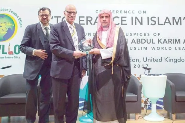 العيسى خلال تكريمه الدكتور محمد عبد الحليم