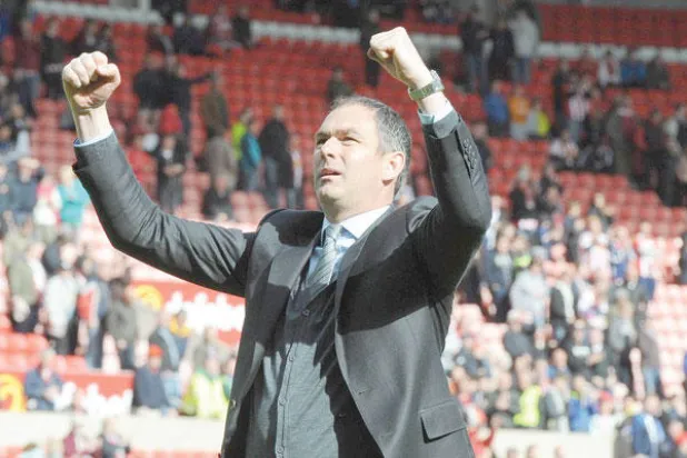 كليمنت يحتفل ببقاء فريق سوانزي في الدوري الإنجليزي الممتاز بعد الفوز على سندرلاند («الشرق الأوسط»)