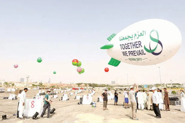 مناطيد تعانق السحاب في سماء الرياض