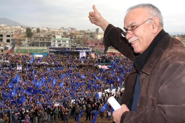مصطفى خلال تجمع لأنصار حركته في السليمانية (أ.ف.ب)