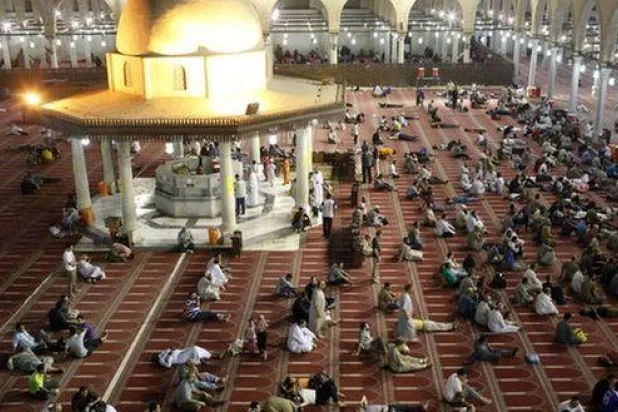 التراويح ومكبرات الصوت... جدل يتجدد سنوياً في مصر