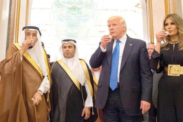 الملك سلمان والرئيس ترمب والسيدة الاولى ميلانيا يرتشفون القهوة العربية خلال الاستقبال (واس)