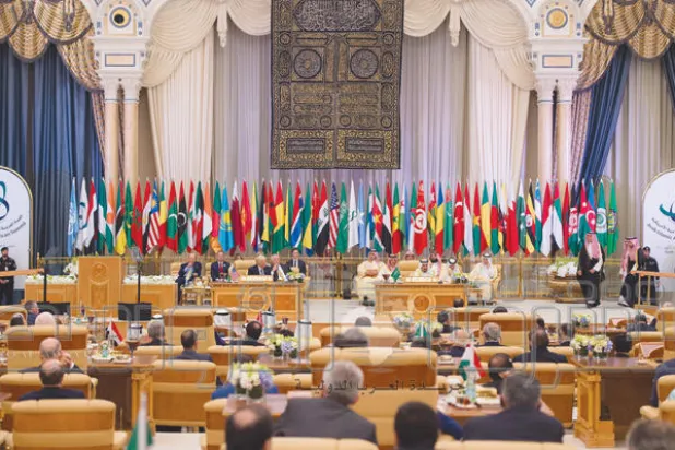 الملك سلمان مترئساً اعمال القمة العربية الإسلامية الأميركية بحضور الرئيس دونالد ترمب في الرياض أمس