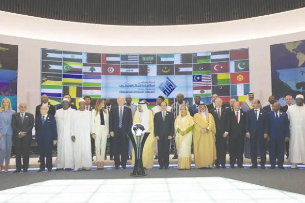 الملك سلمان بن عبد العزيز والرئيس الأميركي دونالد ترمب وقادة وزعماء الدول الإسلامية في صورة جماعية خلال افتتاح المركز العالمي لمكافحة التطرف (اعتدال) في الرياض أمس (أ.ف.ب)