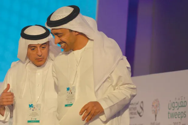 الشيخ عبد الله بن زايد وعادل الجبير في حديث باسم قبل بدء فعاليات ملتقى «مغردون» أمس في الرياض (واس)