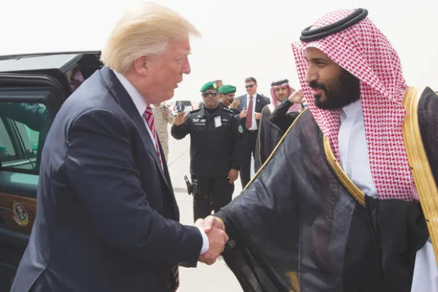 الرئيس الأميركي يغادر الرياض وولي ولي العهد السعودي يتقدم مودعيه