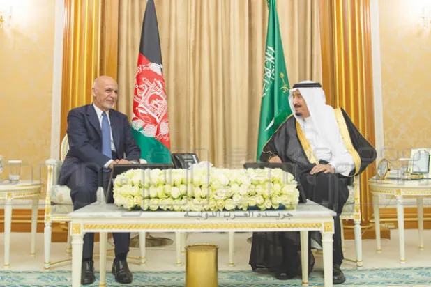 خادم الحرمين الشريفين خلال استقباله الرئيس الأفغاني في قصر اليمامة بالرياض أمس (تصوير: بندر الجلعود)