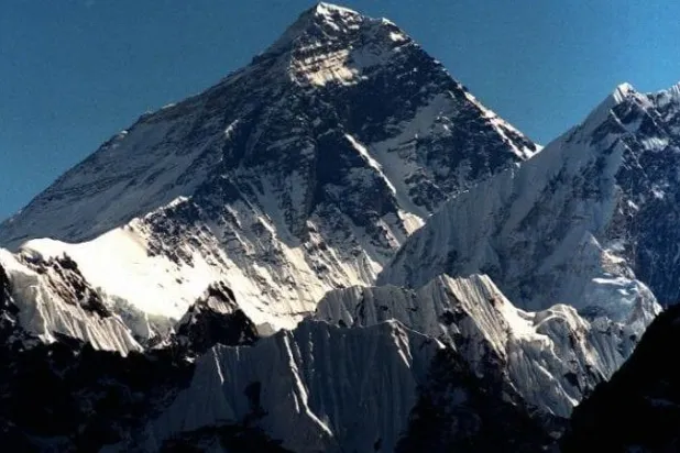 انهيار صخرة «هيلاري ستيب» الشهيرة على جبال إيفرست