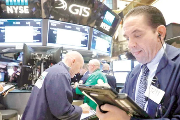 الأسهم المنتقاة أم أذون الخزانة... معضلة المستثمرين الدائمة