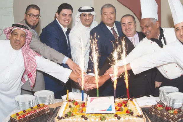 عادل عرفان مدير عام «ريزيدنسز موفنبيك برج هاجر مكة» يتوسط فريق العمل بالفندق