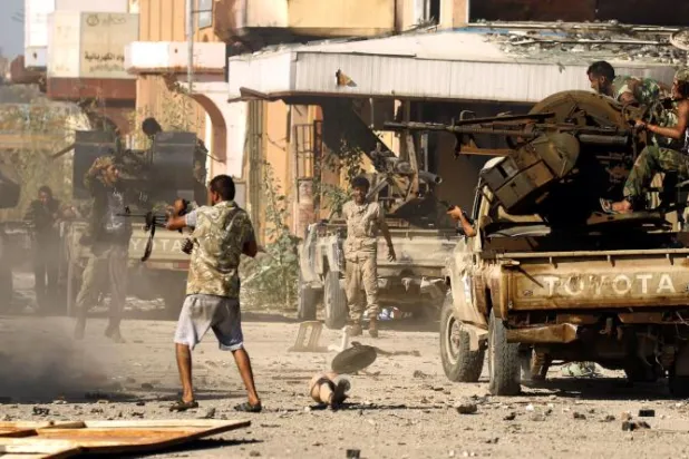 صور من الفوضى والدمار التي تعيشها ليبيا (أ.ف.ب)