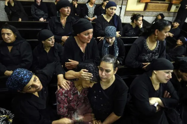 صور لجنازة الأقباط الذين قتلوا في هجوم يوم الجمعة الماضي بجنوب مصر (أ.ف.ب)