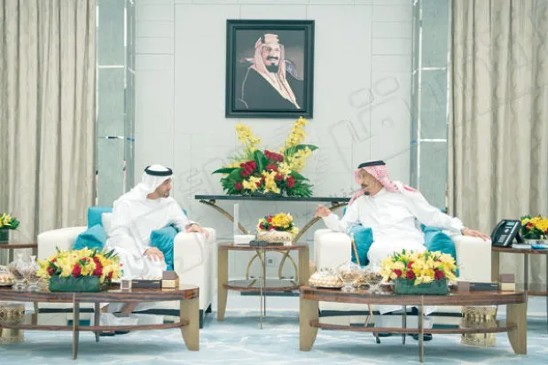 خادم الحرمين يبحث مع ولي عهد أبوظبي تطورات المنطقة وقضاياها