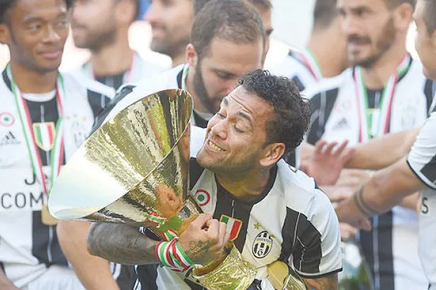 داني ألفيش: بكيت عندما ساهمت في خروج برشلونة من دوري الأبطال