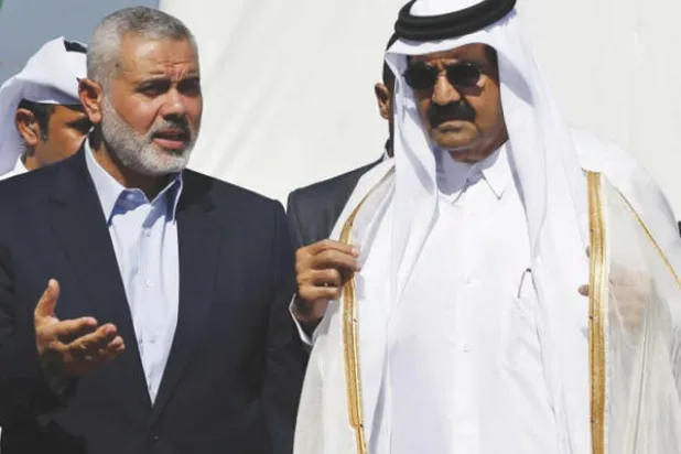 أمير قطر السابق حمد بن خليفة آل ثاني خلال زيارته لقطاع غزة ويبدو إسماعيل هنية رئيس حركة حماس