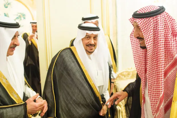 الملك سلمان في حديث مع الأمير فهد بن سلطان أمير منطقة تبوك ويبدو الأمير فيصل بن بندر أمير منطقة الرياض (واس)