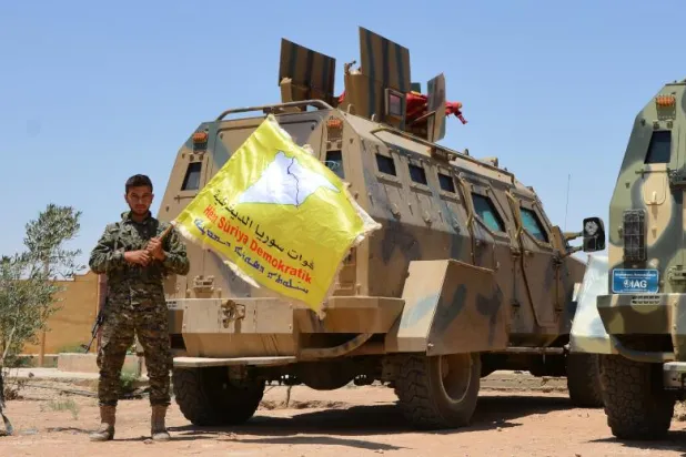 عناصر في قوات سوريا الديمقراطية بقرية الحزيمة شمال مدينة الرقة (إ.ب.أ)