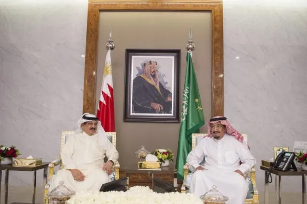 خادم الحرمين وملك البحرين يناقشان تطورات الأحداث