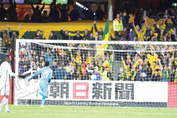 خطأ المسيليم الفادح تسبب في هدف أستراليا الأول (تصوير: عيسى الدبيسي)